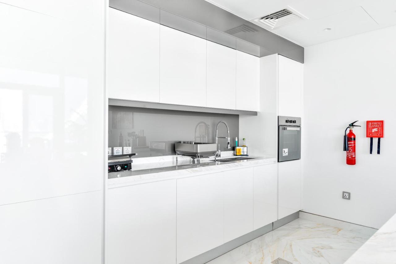 Luxury 2 Bedroom Beachfront Apt W Stunning Sea View ดูไบ ภายนอก รูปภาพ